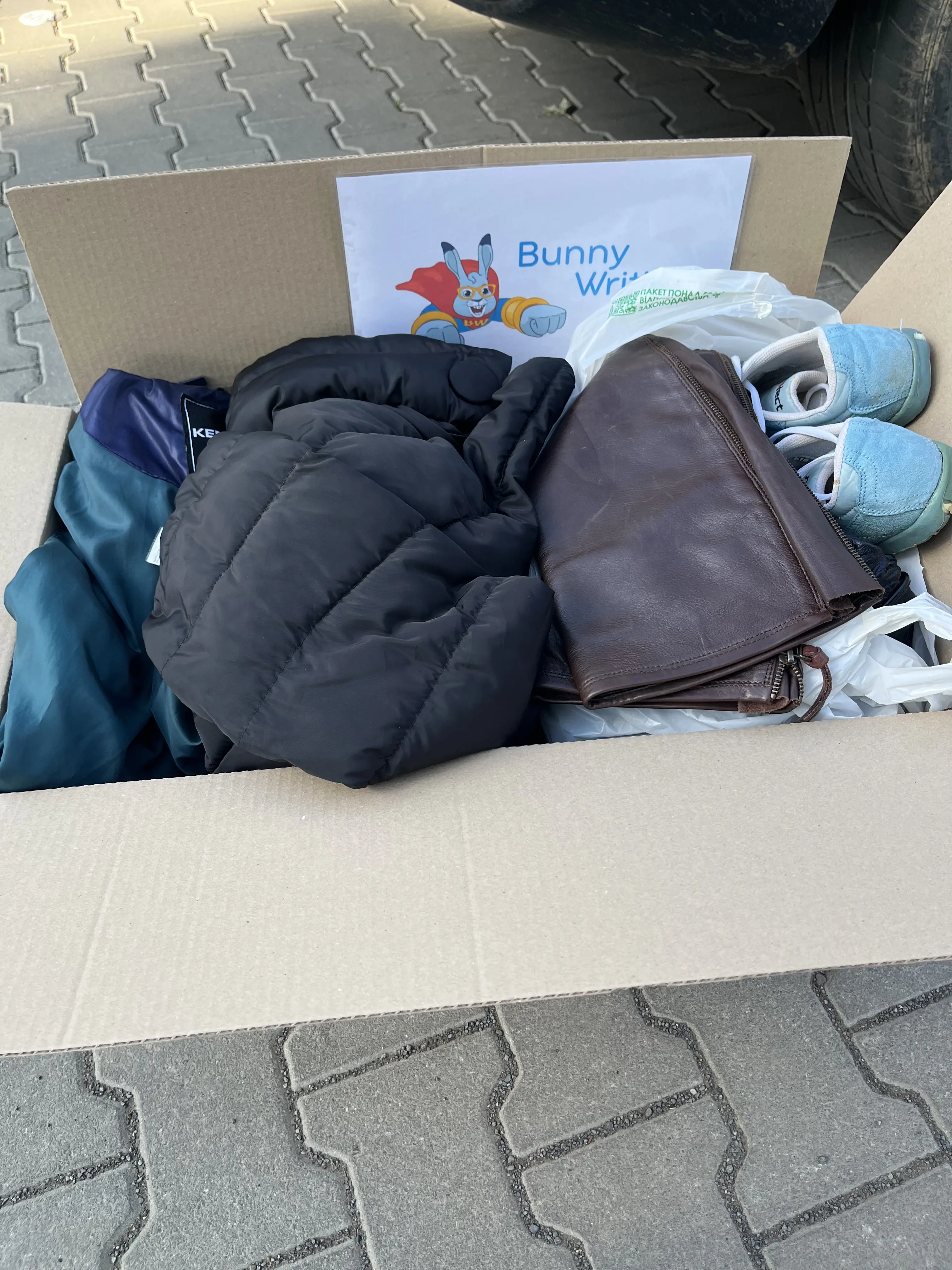 Вересень: благодійність від Bunny-Writing.com – передали 10 кг речей.